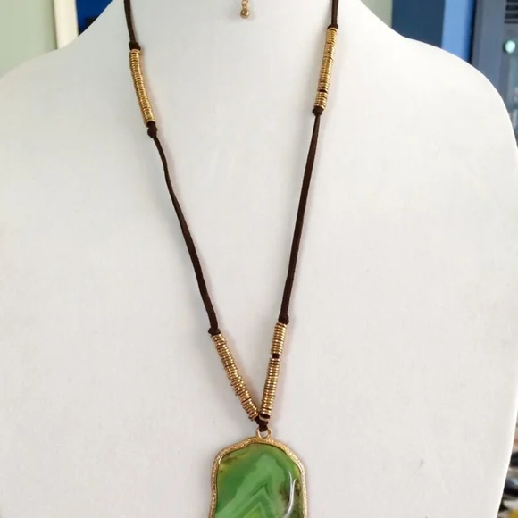 Green agate slice pendant on gold-tone black necklace - Picture 5 of 6